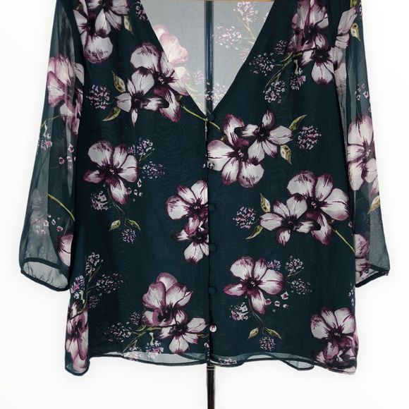 Cupcakes & Cashmere Tibet Floral V-Neck Button 3/4 Sleeve Blouse size Medium - Picture 5 of 15